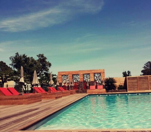 Imagen de la piscina del Hotel H&ocirc;tel Isola. Foto 17