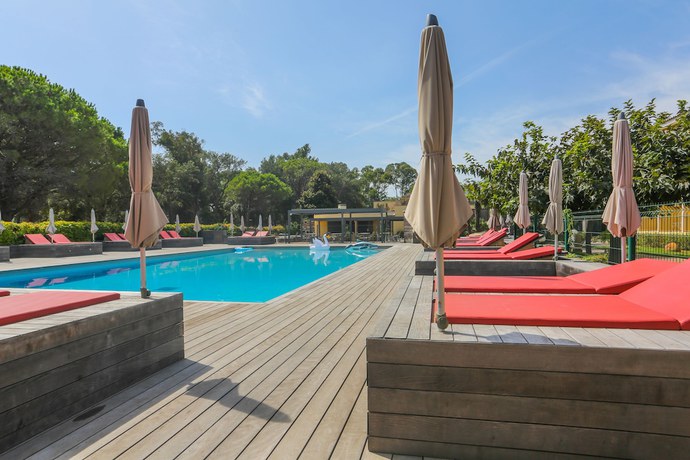 Imagen de la piscina del Hotel H&ocirc;tel Isola. Foto 18