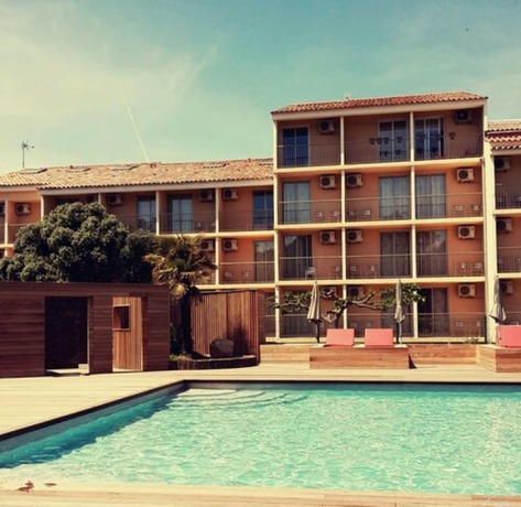 Imagen de la piscina del Hotel H&ocirc;tel Isola. Foto 19