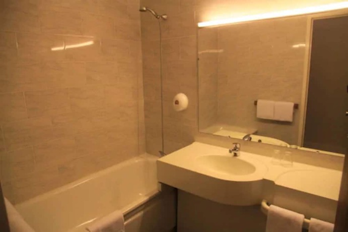 Imagen de la habitación del Hotel H&ocirc;tel Isola. Foto 8