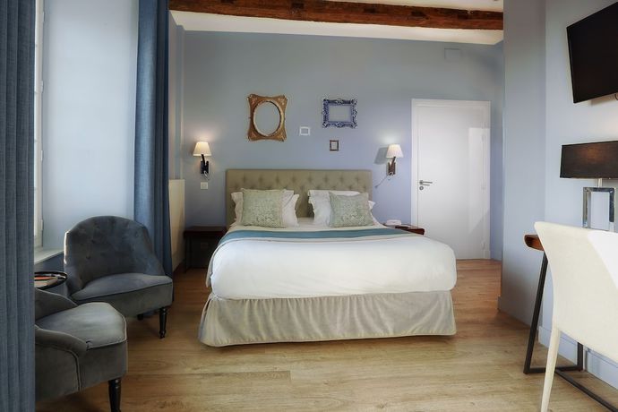 Imagen de la habitación del Hotel H&ocirc;tel Joyet de Maubec. Foto 4