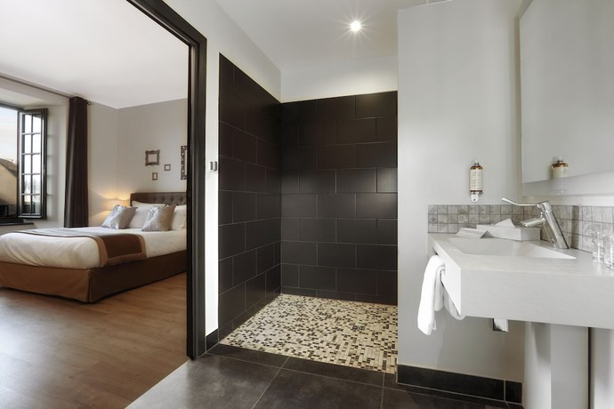 Imagen de la habitación del Hotel H&ocirc;tel Joyet de Maubec. Foto 5