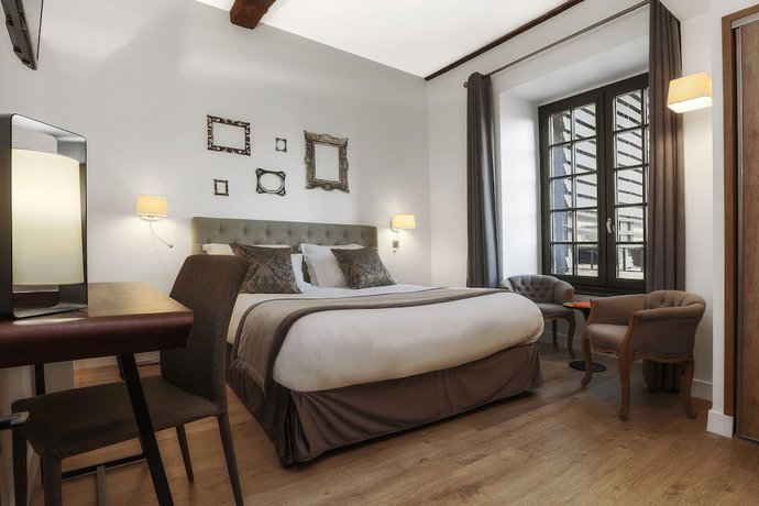 Imagen de la habitación del Hotel H&ocirc;tel Joyet de Maubec. Foto 7