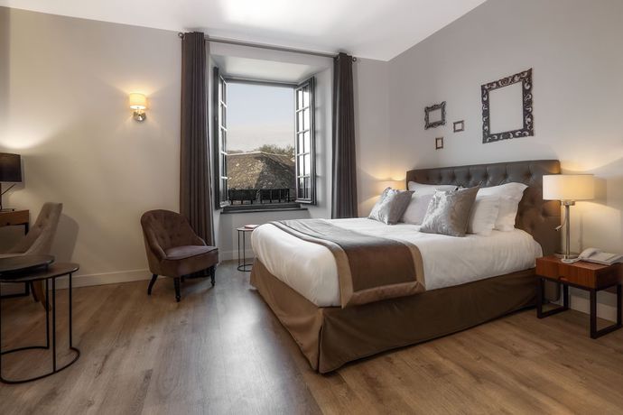Imagen de la habitación del Hotel H&ocirc;tel Joyet de Maubec. Foto 8