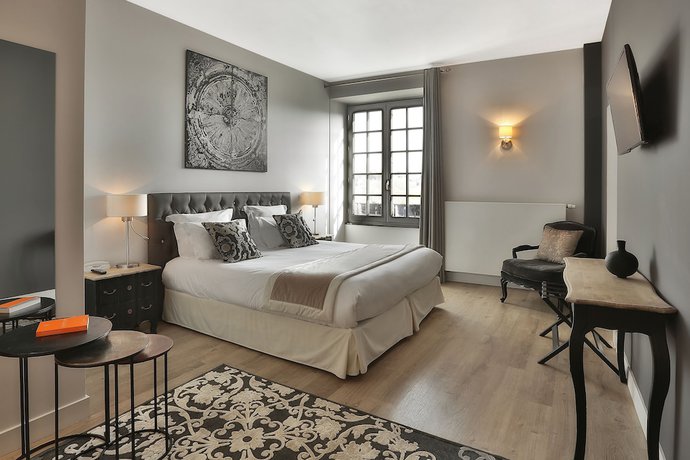 Imagen de la habitación del Hotel H&ocirc;tel Joyet de Maubec. Foto 9