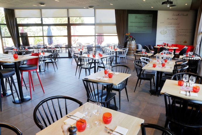Imagen del bar/restaurante del Hotel H&ocirc;tel Kyriad Angers Ouest Beaucouz&eacute;. Foto 2