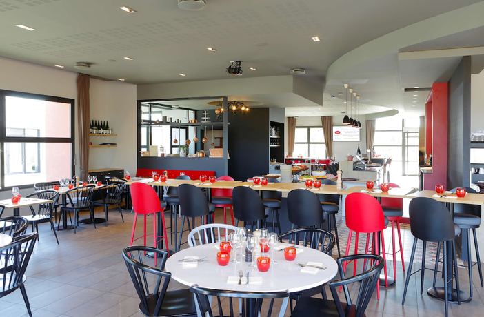 Imagen del bar/restaurante del Hotel H&ocirc;tel Kyriad Angers Ouest Beaucouz&eacute;. Foto 3