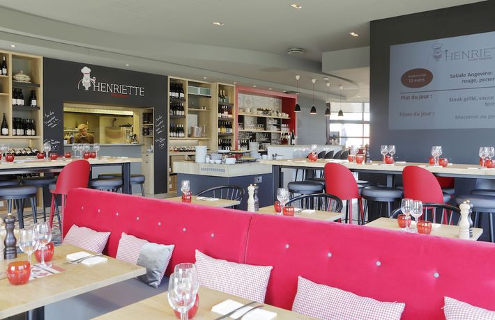 Imagen del bar/restaurante del Hotel H&ocirc;tel Kyriad Angers Ouest Beaucouz&eacute;. Foto 4