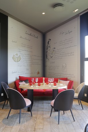 Imagen del bar/restaurante del Hotel H&ocirc;tel Kyriad Angers Ouest Beaucouz&eacute;. Foto 5