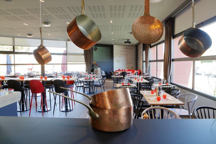 Imagen del bar/restaurante del Hotel H&ocirc;tel Kyriad Angers Ouest Beaucouz&eacute;. Foto 6