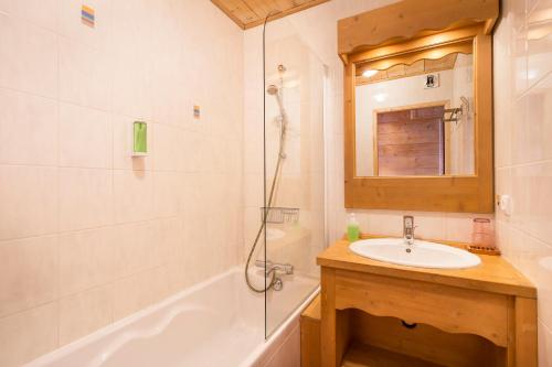 Imagen de la habitación del Hotel H&ocirc;tel L\'Accroche Coeur. Foto 4