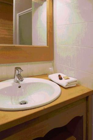 Imagen de la habitación del Hotel H&ocirc;tel L\'Accroche Coeur. Foto 5