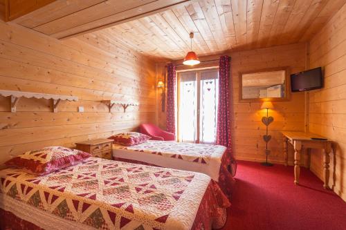 Imagen de la habitación del Hotel H&ocirc;tel L\'Accroche Coeur. Foto 7