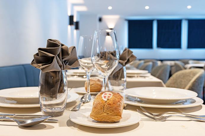Imagen del bar/restaurante del Hotel H&ocirc;tel L'Aigle du Montana by Les Etincelles. Foto 3