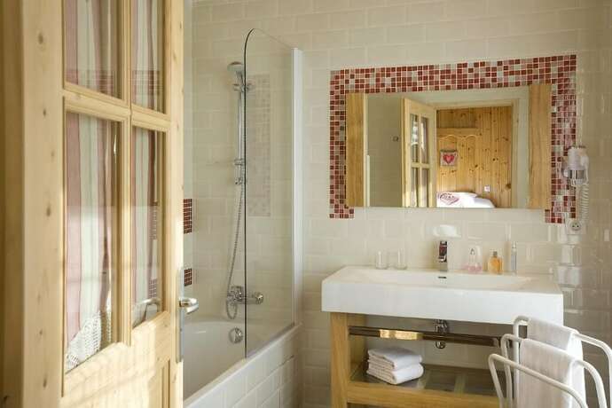 Imagen general del Hotel H&ocirc;tel L'Arbina. Foto 4
