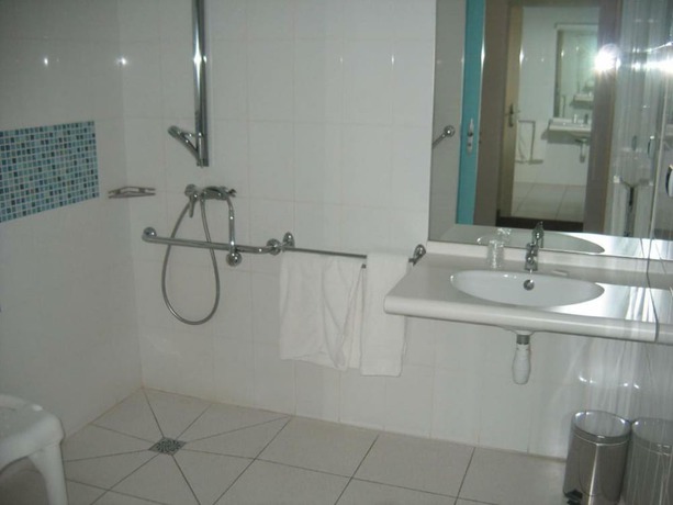 Imagen de la habitación del Hotel H&ocirc;tel La Bombardi&egrave;re. Foto 8