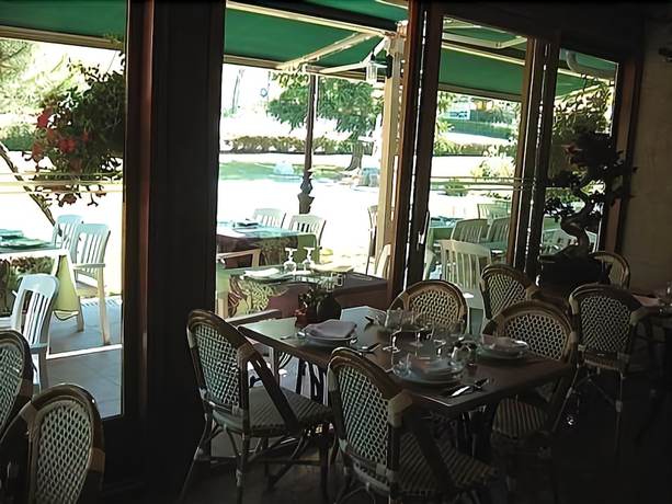 Imagen del bar/restaurante del Hotel H&ocirc;tel La Bombardi&egrave;re. Foto 3