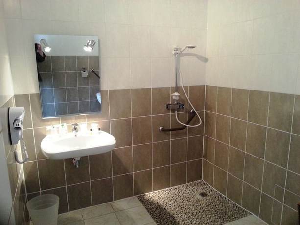 Imagen de la habitación del Hotel H&ocirc;tel La Chaumi&egrave;re, Marseillan. Foto 13