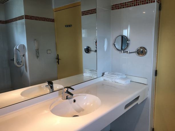 Imagen de la habitación del Hotel H&ocirc;tel La Galleria. Foto 10