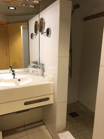 Imagen de la habitación del Hotel H&ocirc;tel La Galleria. Foto 14
