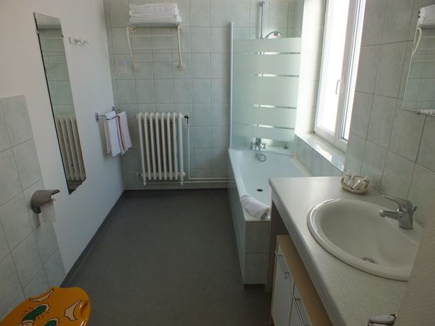 Imagen de la habitación del Hotel H&ocirc;tel La Prairie. Foto 12