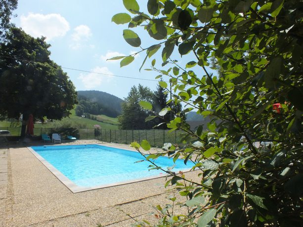 Imagen de la piscina del Hotel H&ocirc;tel La Prairie. Foto 19