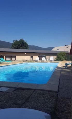 Imagen de la piscina del Hotel H&ocirc;tel La Prairie. Foto 20