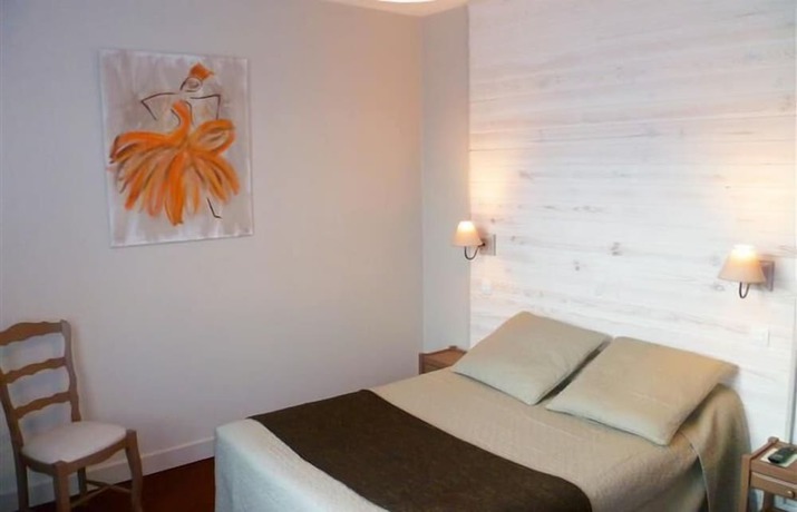 Imagen de la habitación del Hotel H&ocirc;tel La R&eacute;sidence. Foto 13