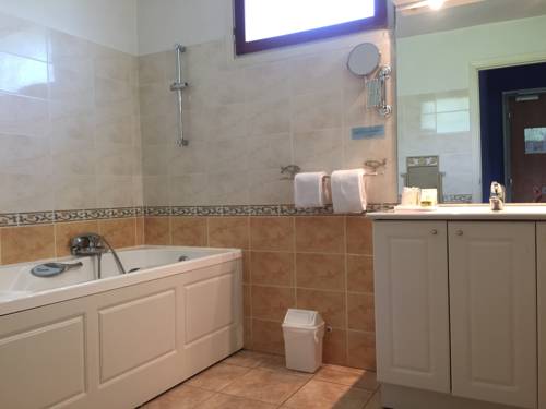 Imagen de la habitación del Hotel H&ocirc;tel L'adrech De Lagas. Foto 3