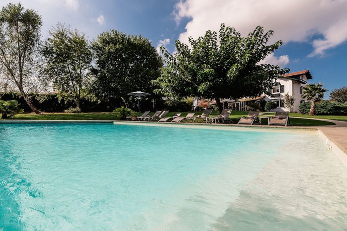 Imagen de la piscina del Hotel Hôtel Laminak, The Originals Relais (Relais du Silence). Foto 20