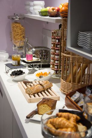Imagen del bar/restaurante del Hotel H&ocirc;tel Le Beaulieu, BEAULIEU-SUR-DORDOGNE. Foto 2