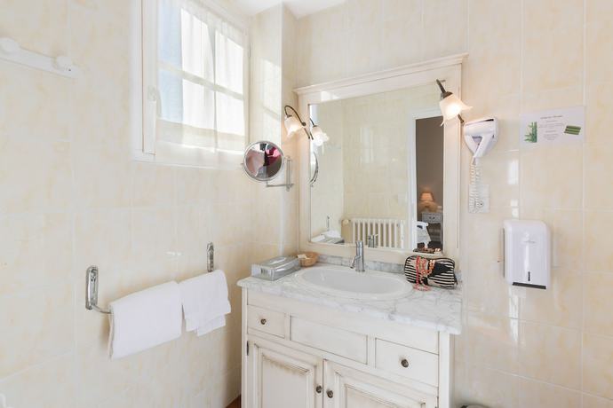 Imagen de la habitación del Hotel H&ocirc;tel Le Beaulieu, BEAULIEU-SUR-DORDOGNE. Foto 13