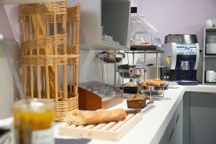 Imagen del bar/restaurante del Hotel H&ocirc;tel Le Beaulieu, BEAULIEU-SUR-DORDOGNE. Foto 9