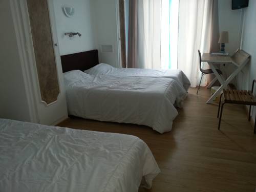 Imagen de la habitación del Hotel H&ocirc;tel Le Canetois. Foto 4