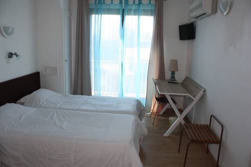 Imagen de la habitación del Hotel H&ocirc;tel Le Canetois. Foto 5