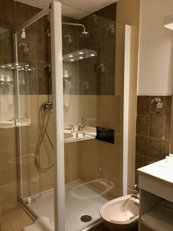 Imagen de la habitación del Hotel H&ocirc;tel Le Catinat Fleuri. Foto 3