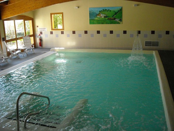 Imagen de la piscina del Hotel H&ocirc;tel Le Catinat Fleuri. Foto 19