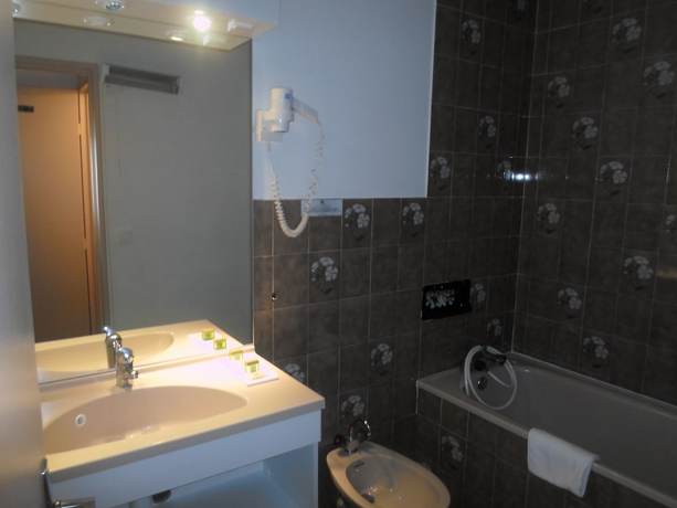Imagen de la habitación del Hotel H&ocirc;tel Le Catinat Fleuri. Foto 13