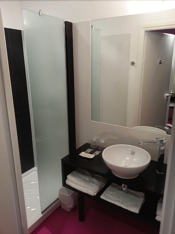 Imagen de la habitación del Hotel H&ocirc;tel Le Ce&iuml;tya. Foto 6