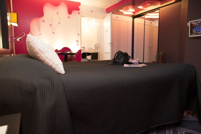 Imagen de la habitación del Hotel H&ocirc;tel Le Ce&iuml;tya. Foto 12