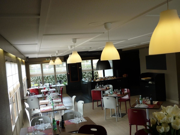 Imagen del bar/restaurante del Hotel Hôtel Le Cyrano Bergerac. Foto 8