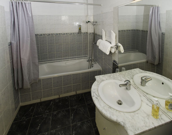 Imagen de la habitación del Hotel Hôtel Le Divona. Foto 11