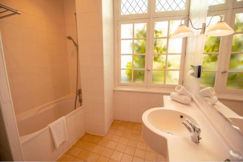 Imagen de la habitación del Hotel H&ocirc;tel Le Donjon - C&oelig;ur de la Cit&eacute; M&eacute;di&eacute;vale. Foto 3