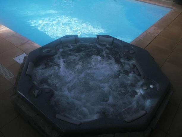 Imagen de la piscina del Hotel H&ocirc;tel Le Lac, Embrun. Foto 18