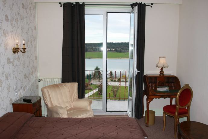 Imagen de la habitación del Hotel H&ocirc;tel Le Lac, Le V&eacute;zenay. Foto 9