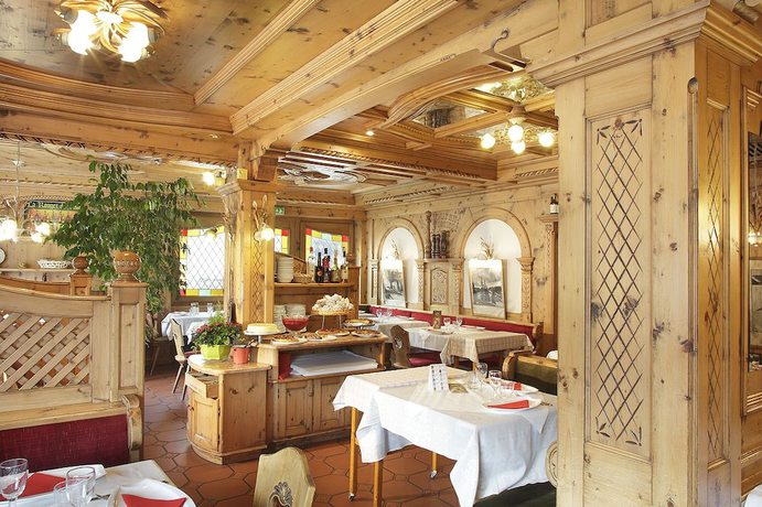 Imagen del bar/restaurante del Hotel H&ocirc;tel Le Lac, Le V&eacute;zenay. Foto 3