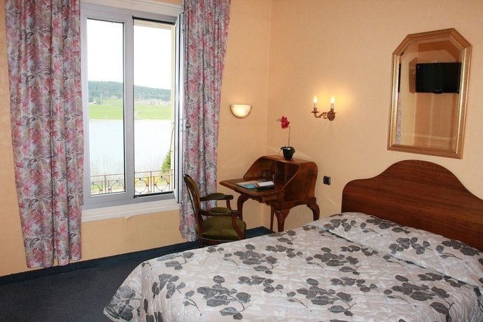 Imagen de la habitación del Hotel H&ocirc;tel Le Lac, Le V&eacute;zenay. Foto 11
