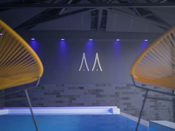 Imagen de la piscina del Hotel H&ocirc;tel Le Magic and Spa. Foto 20