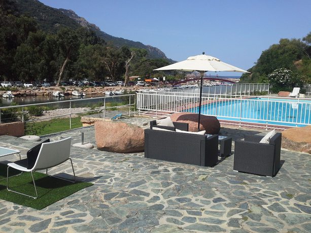 Imagen de la piscina del Hotel H&ocirc;tel Le Marina. Foto 19