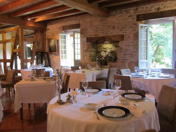 Imagen del bar/restaurante del Hotel H&ocirc;tel Le Moulin de la Beune. Foto 2